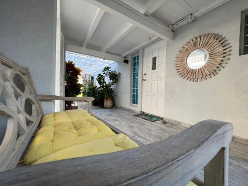 - une chambre avec un grand lit jaune sur une terrasse couverte dans l'établissement THE VILLAS ON GREAT BAY, Villa LAVINIA #9, à Philipsburg