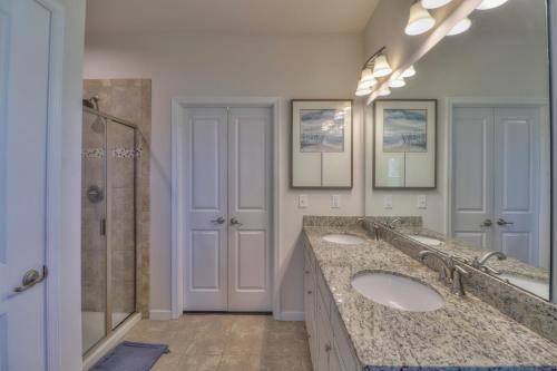 a bathroom with two sinks and a shower at The Muirwood Retreat in Murfreesboro