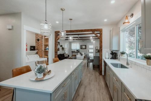 Una cocina o cocineta en Urban Rustic Getaway
