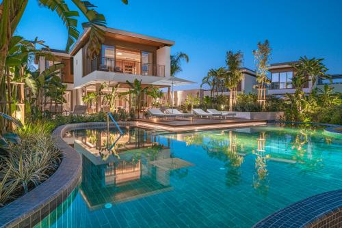 una vista exterior de una casa con piscina en Bayou Villas-Ultra All Inclusive, en Antalya