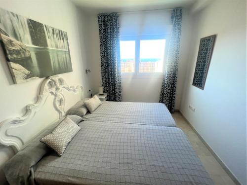 1 dormitorio con 1 cama grande en una habitación en Gemelos 22-2-24, en Benidorm