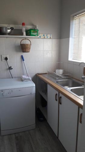 a kitchen with a sink and a counter top at TOEVLUG in Gansbaai