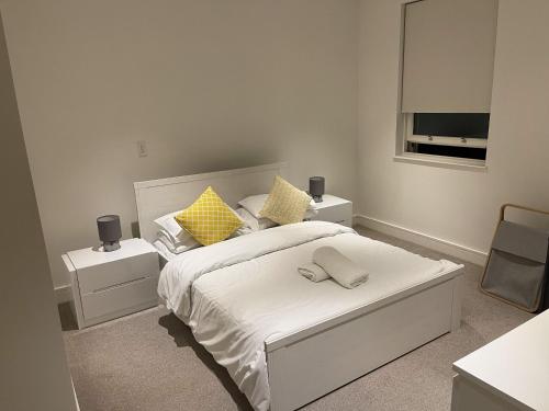 Ένα ή περισσότερα κρεβάτια σε δωμάτιο στο Clarges -Selfridges Luxury Apartment