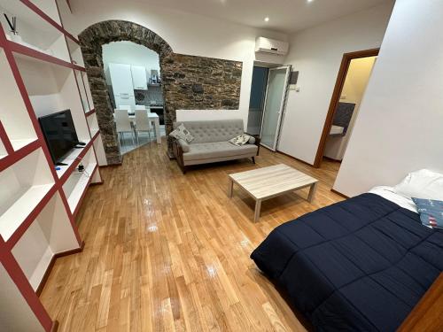 ラ・スペツィアにあるArba Spaa Apartmentsのベッド、ソファ、テーブルが備わる客室です。