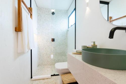 baño con lavabo verde y aseo en Mikiki Lifestyle Hotel en Barra Grande