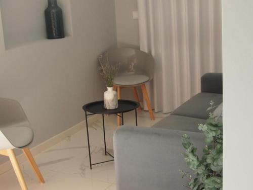 uma sala de estar com um sofá e uma mesa em Ancoradouro T1 - Alojamento Local Gerês em Braga