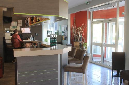Pagny-sur-MeuseにあるLogis Hotel des Portes de Meuseの背景のバー
