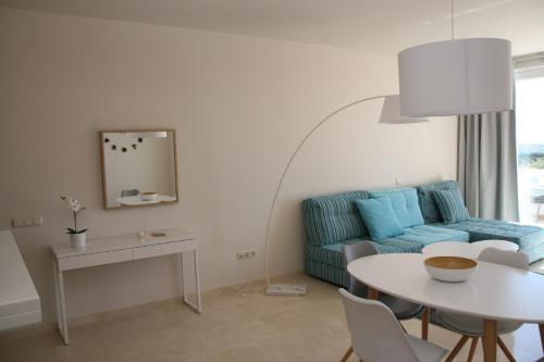 sala de estar con sofá azul y mesa en 2152-Modern apt with private beach, en Estepona