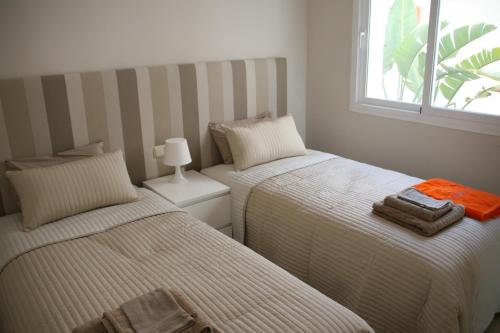 מיטה או מיטות בחדר ב-2152-Modern apt with private beach