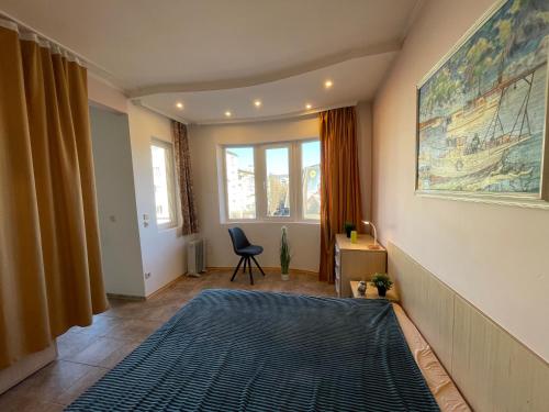 sala de estar con alfombra azul en el suelo en Varna apartment en Varna