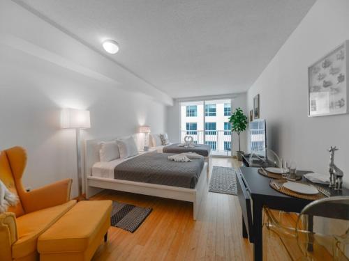 迈阿密Cozy and Bohemian Studio in Brickell的卧室里有一张床和一张书桌