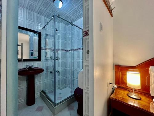 een badkamer met een glazen douche en een wastafel bij Lavid Hotel Kennedy in Bogota