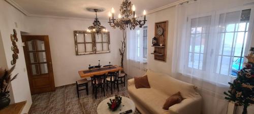 uma sala de estar com um sofá e uma mesa em EL RINCÓN DE CHAVELY em Palencia