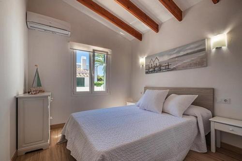 um quarto com uma cama e uma janela em Villa Sol del Sur 15 em Son Xoriguer