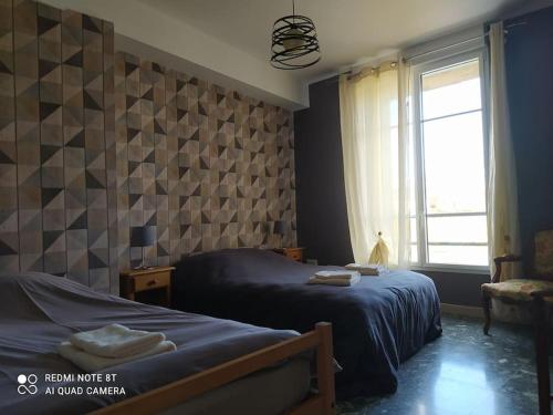 - une chambre avec 2 lits et une fenêtre dans l'établissement Le gîte de l'écluse, à Marolles-sous-Lignières