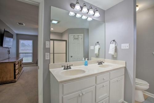y baño con lavabo, aseo y espejo. en Charming Louisiana Home - 21 Mi to LSU!, en Denham Springs