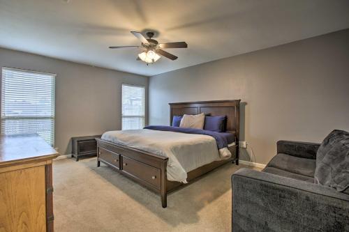 1 dormitorio con 1 cama y ventilador de techo en Charming Louisiana Home - 21 Mi to LSU!, en Denham Springs