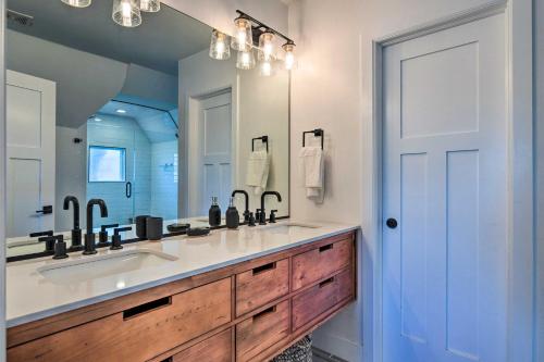 łazienka z umywalką i dużym lustrem w obiekcie Updated Historic Home by Mile High Stadium w mieście Denver