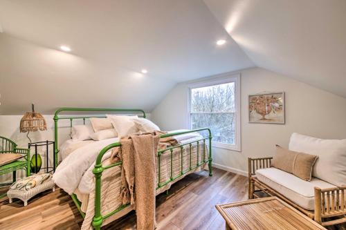 - une chambre avec un lit vert et un canapé dans l'établissement Renovated Bloomington Home - Steps to Campus!, à Bloomington