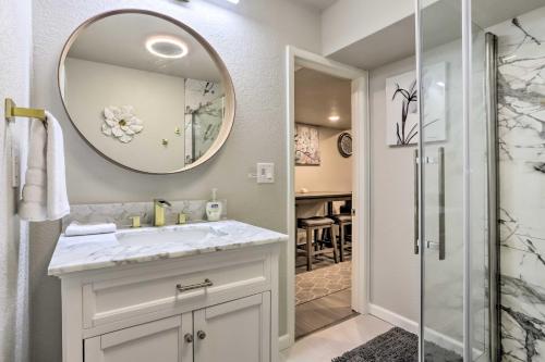 La salle de bains blanche est pourvue d'un lavabo et d'un miroir. dans l'établissement Cozy Commerce City Home 8 Mi to Barr Lake!, à Henderson