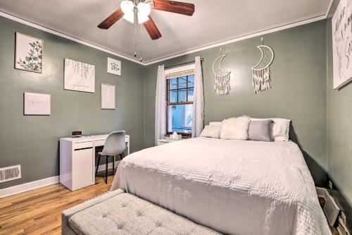 een slaapkamer met een bed, een bureau en een plafondventilator bij Chicago Home with Spacious Yard 14 Mi to Dtwn in Chicago