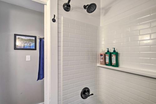 ein Bad mit einer Dusche und weißen Fliesen in der Unterkunft Cozy Fries Escape with Mountain and River Views! in Galax