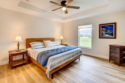 1 dormitorio con 1 cama y ventilador de techo en Pet-Friendly Sebring Home with Golf and Pool Access, en Sebring
