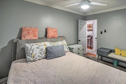 Postel nebo postele na pokoji v ubytování Chicago Gem Near Subway about 5 Mi to Downtown