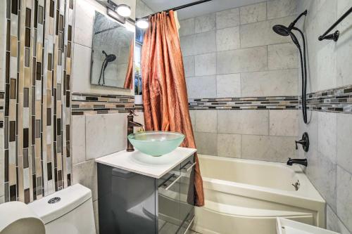un baño con lavabo y un bol en una encimera en Welcoming Chicago Apartment Near Subway!, en Chicago