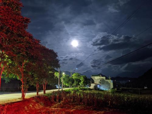 a street with the moon in a cloudy sky at nhà nghỉ Ngọc Lam in Quang Ba