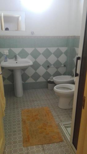 Pointe aux BichesにあるDodo Villaの洗面台とトイレ付きのバスルーム