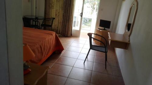 - une chambre avec un lit, une table et des chaises dans l'établissement Dodo Villa, à Pointe aux Biches