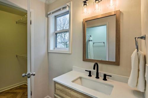 La salle de bains est pourvue d'un lavabo et d'un miroir. dans l'établissement Updated Hendersonville Home about 3 Mi to Lake!, à Hendersonville