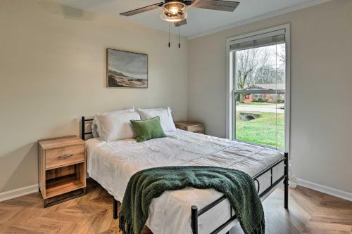 una camera da letto con un letto con una coperta verde sopra di 3 Mi to Old Hickory Lake Home with Fenced Yard! a Hendersonville
