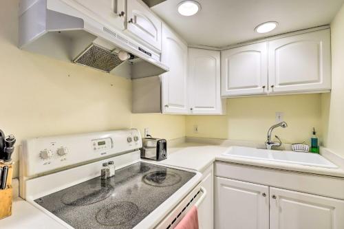 cocina con armarios blancos y fogones en Cottonwood Heights Home with Deck!, en Cottonwood Heights