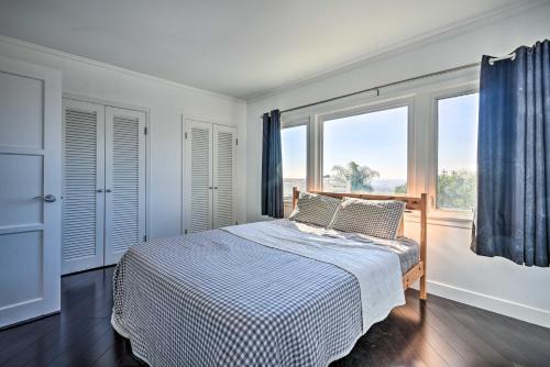 1 dormitorio con cama y ventana grande en Bright Whittier Home with Spacious Deck!, en Whittier