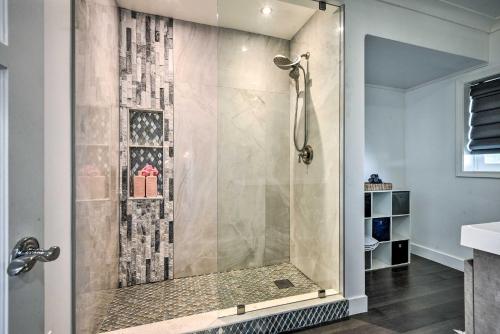 y baño con ducha y puerta de cristal. en Bright Whittier Home with Spacious Deck!, en Whittier