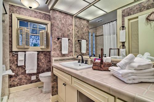 La salle de bains est pourvue d'un lavabo, de toilettes et d'un miroir. dans l'établissement Spacious Hillsboro Home about 18 Mi to Portland!, à Hillsboro