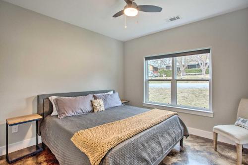um quarto com uma cama e uma janela em Modern Pottsboro Home - Close to Lake Texoma! em Pottsboro