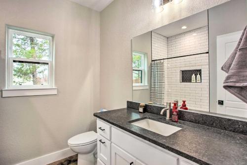 uma casa de banho com um lavatório, um WC e um espelho. em Modern Pottsboro Home - Close to Lake Texoma! em Pottsboro