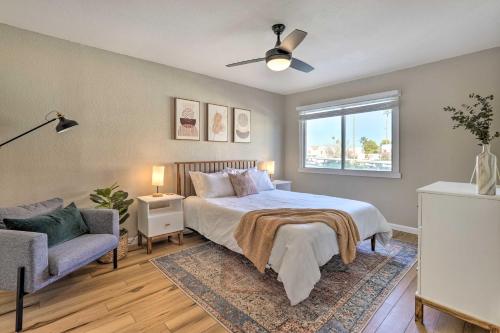 een slaapkamer met een bed, een bank en een raam bij Scottsdale Vacation Rental about 2 Mi to Old Town! in Scottsdale