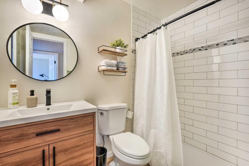 een badkamer met een toilet, een wastafel en een spiegel bij Scottsdale Vacation Rental about 2 Mi to Old Town! in Scottsdale