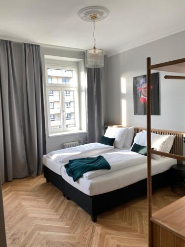 ein Schlafzimmer mit einem großen Bett und einem Fenster in der Unterkunft Boutique Hotel Kolbeck in Wien