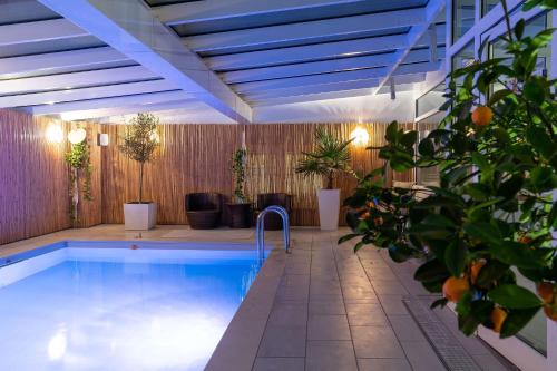 an indoor swimming pool with a ceiling with at Vive Diem in Haus im Ennstal