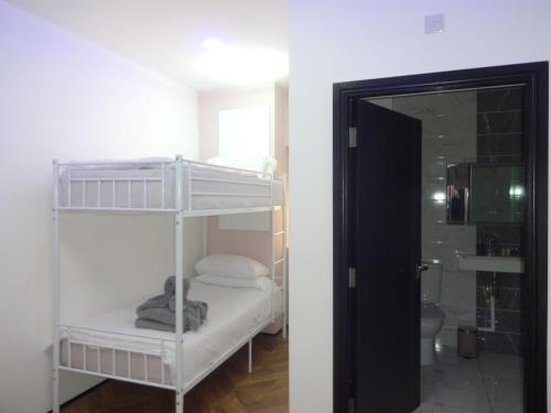 - une chambre avec des lits superposés et une salle de bains dans l'établissement Bowness Bed & Breakfast Family Room, Bowness-on-Solway, à Bowness-on-Solway