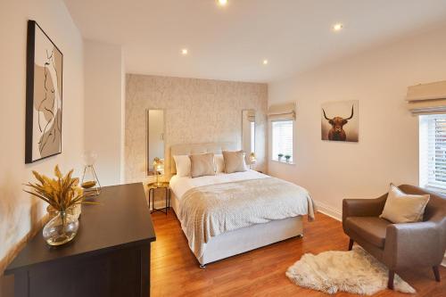 a bedroom with a bed and a desk and a chair at Host & Stay - Newsam Crescent in Eaglescliffe