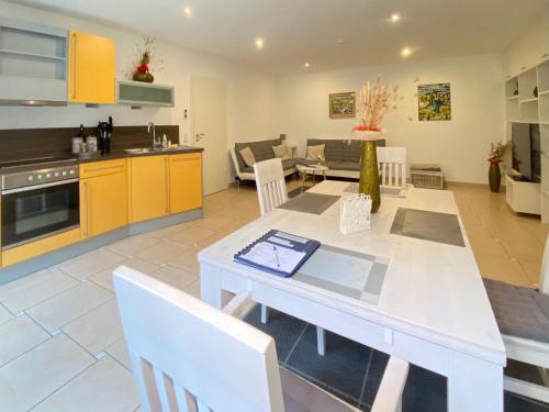 Η κουζίνα ή μικρή κουζίνα στο 2 Zimmer Apartment, 70 qm, max 4 Pers, private Terasse, 2 Parkplätze, Internet 250 MBit