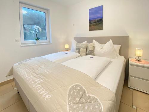 Ένα ή περισσότερα κρεβάτια σε δωμάτιο στο 2 Zimmer Apartment, 70 qm, max 4 Pers, private Terasse, 2 Parkplätze, Internet 250 MBit
