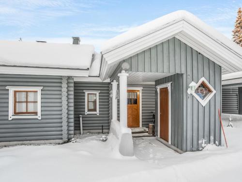 ルカにあるHoliday Home Topinranta 9 b by Interhomeの雪の中の扉のある灰色の家