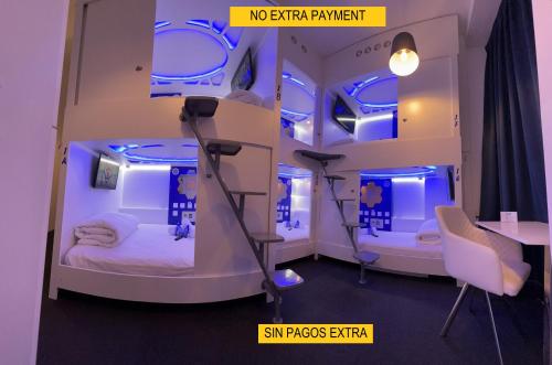 Habitación con 2 literas con luces azules en Modular Rooms, en Madrid